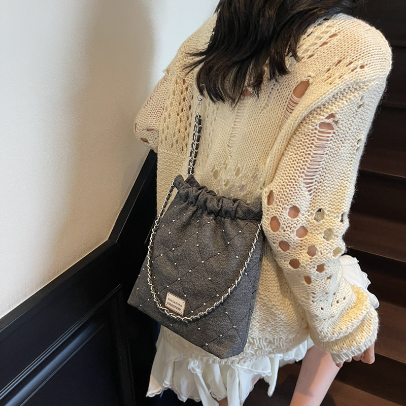 Bolsa de balde de verano popular para mujeres 2025 nueva cadena de diamante pequeña bolsa de hombro de viento fragante nicho bolsas debajo de las axilas