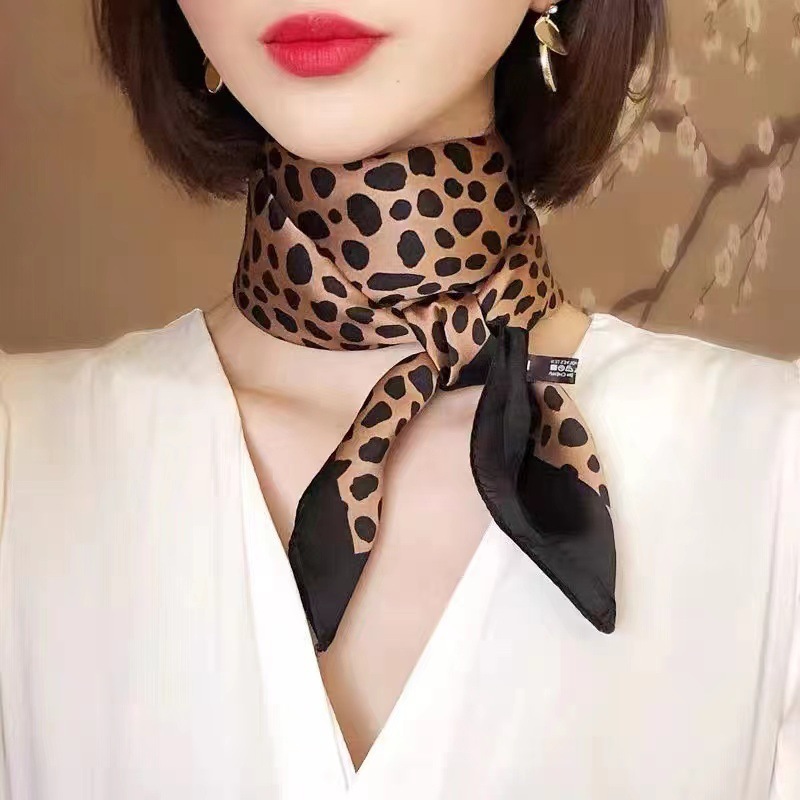 韓国カシューナッツスカーフ女性の正方形スカーフヒョウ柄スカーフ模擬シルクスカーフエレガントでファッショナブルな四季クロスボーダープリントスカーフ|undefined