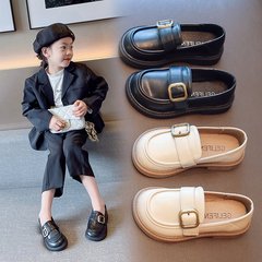 女の子の靴の英倫春秋の子供の中で大きい子供のファッションの靴の学生の柔らかい皮の洋気の靴のカジュアルな楽福の靴