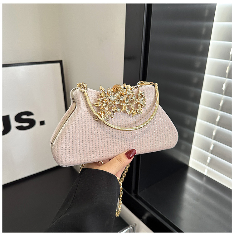 Mujeres Pequeña Cuero Sintético Color Sólido Elegante Estilo Vintage Cerrar Bolso De Noche display picture 3