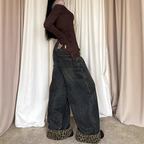 Vintage Levi's-style women's fashion denim jeans with a trendy, versatile American rolled hem, 2020 leopard print wide-leg pants, unique patchwork, loose straight-leg pants