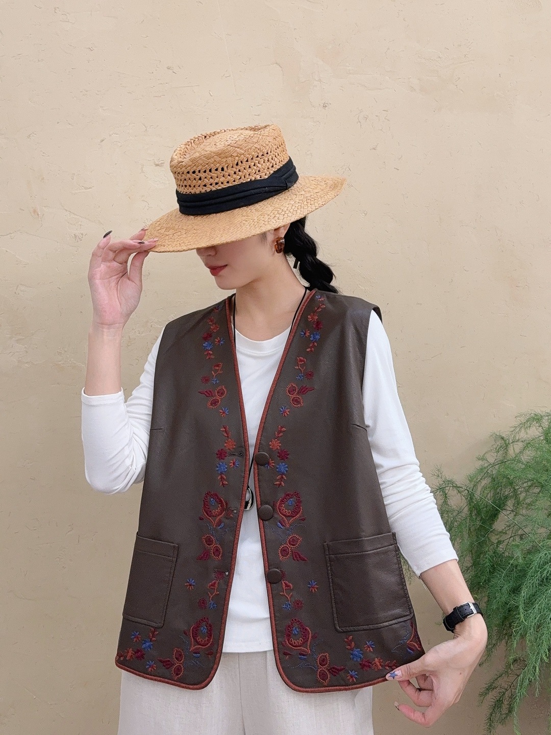 2025 otoño nueva mujer bordada estilo nacional chaleco de cuero retro V-collar cardigan chaqueta de estilo viejo vestido de moda de otoño