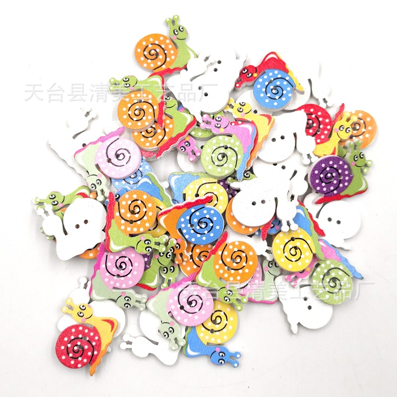 Caracol de color de dibujos animados al por mayor de madera con fondo blanco botones impresos insectos pintados botones de madera 50 piezas por paquete
