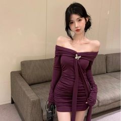 一字の肩の紫色の首の長袖のワンピースの女性の秋の修身は腰のスカートを収めます。
