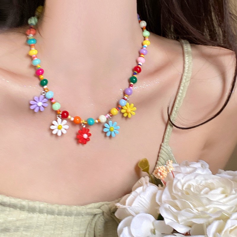 Collar con colgante de cuentas de estrella de color de verano, dulce femenino, pequeña cadena de clavícula fresca, estilo de vacaciones, collar de todo fósforo de nicho