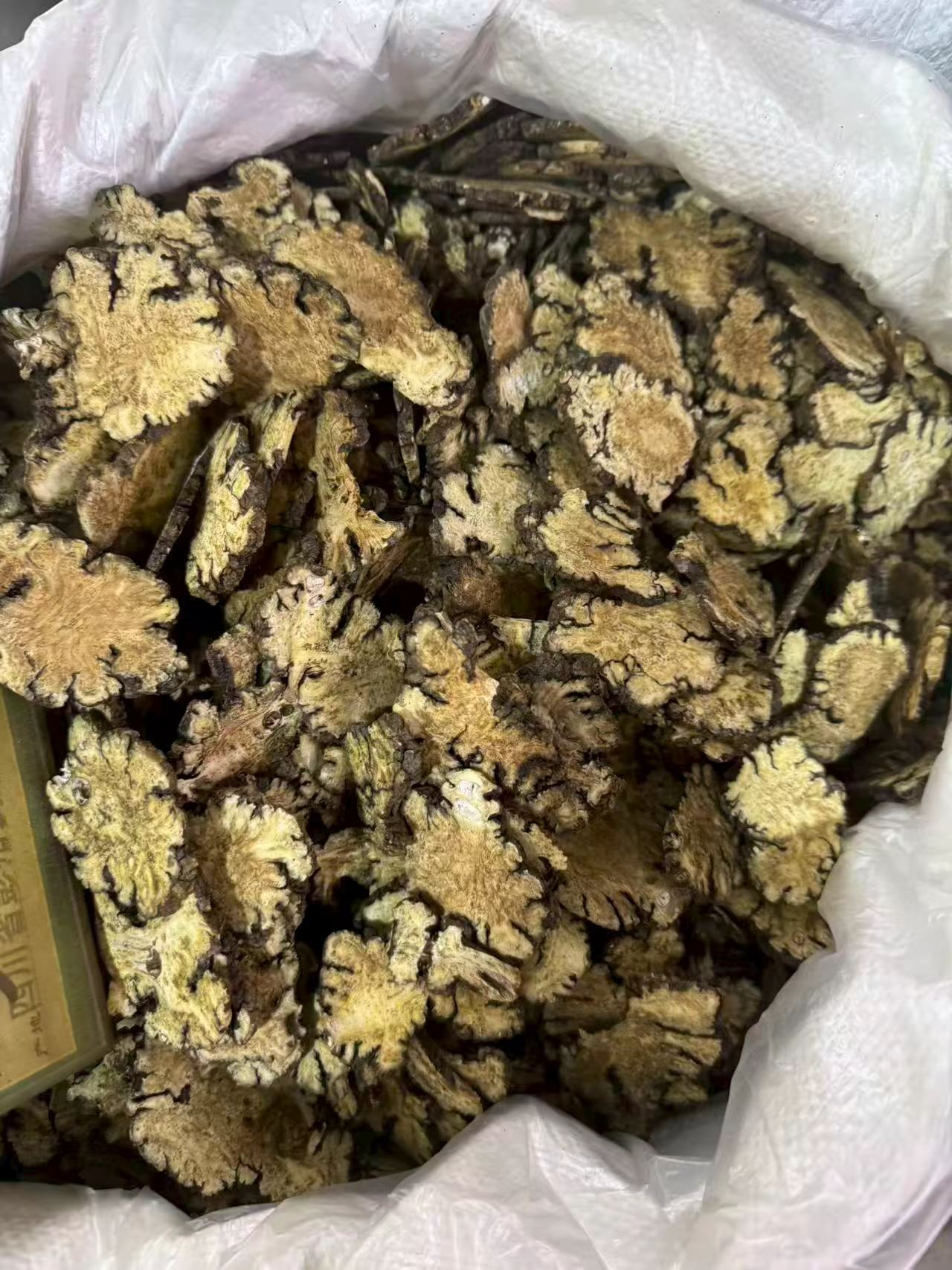 Chuan Xiong Sliced Sichuan Lovage Rhizome Dried Herb for Decoction and Culinary Use 1000g Bag in use