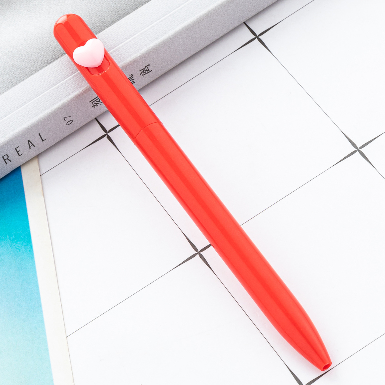 Nuevo bolígrafo de amor giratorio multicolor, papelería de oficina, bolígrafo de plástico para estudiantes, bolígrafo de promoción de regalos publicitarios