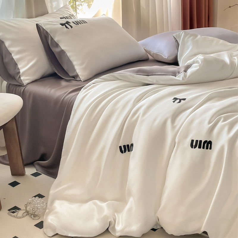 2025 Summer Small Fresh Ice Silk Cama Juego de cuatro piezas Sábana de cama desnuda sedosa Funda de edredón Juego de cama de dormitorio de tres piezas