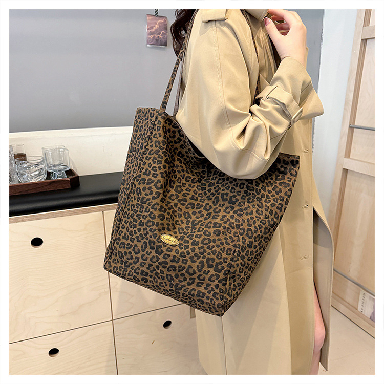 Doppelseitige Canvas-Tragetasche mit Leopardenmuster, große Kapazität, Damen-Umhängetasche im College-Stil, lässige Handtasche im City-Stil, Pendler-Tasche – Detail 37