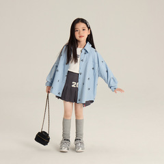 子供シャツ 2025 春の新製品女の子韓国スタイル甘いフルプリント弓ラペルシャツベビージャケットトレンディ