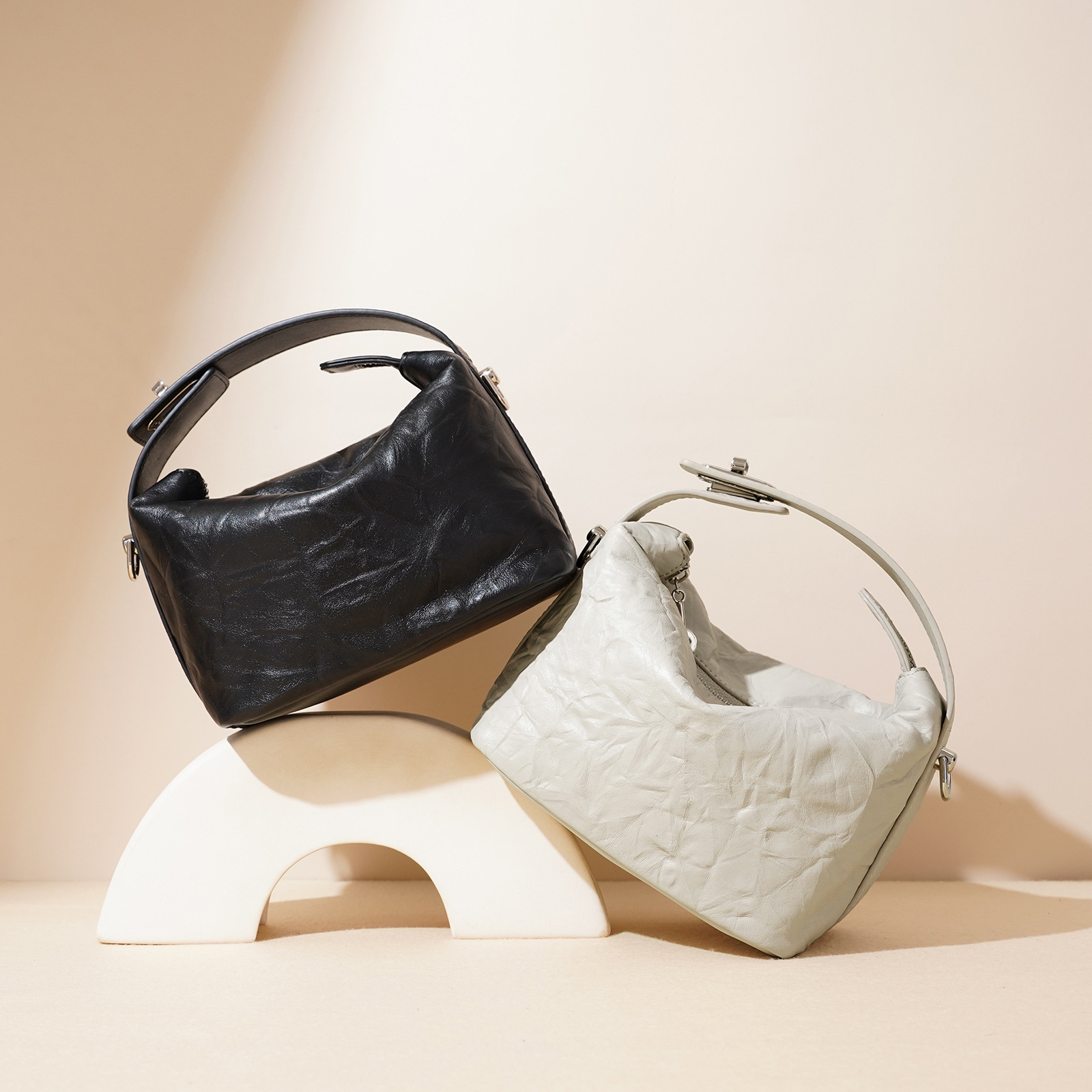 Bolsos de cuero de nicho de alto nivel con sobres rojos en la boca 2025 nuevos bolsos de lonchera con bolsos pequeños y bolsos retro para mujeres