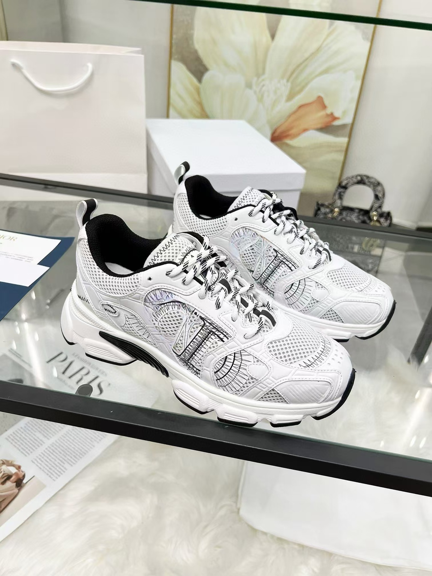 흰색 바탕에 검은색 안감