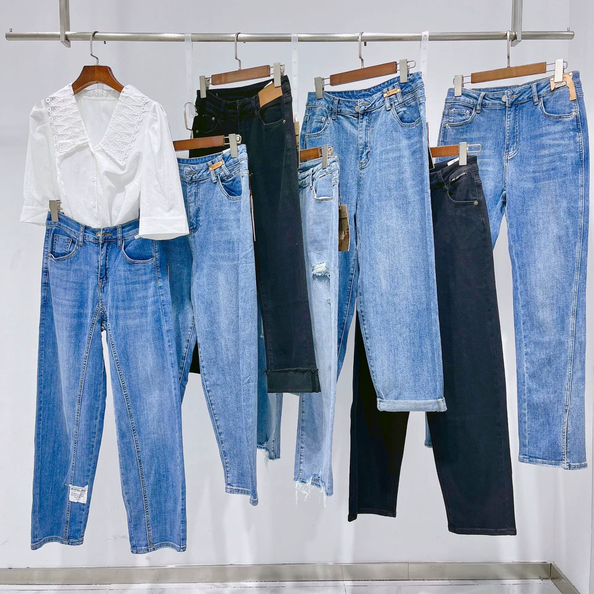 Тринадцать линий джинсовых брендов скидки женские оптовые товары для снятия одежды хвостовые товары оптом физический магазин живая комната Основной источник