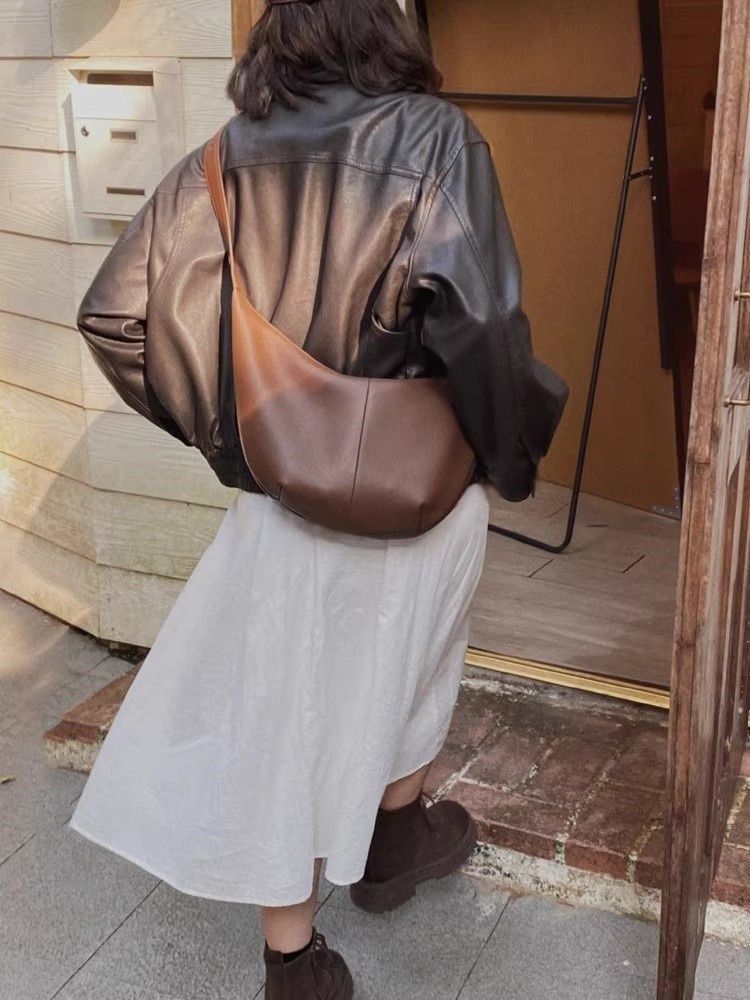 ニッチデザインクロワッサン女性用 2025 新しいハイエンドの質感ライト高級餃子シングルショルダークロスボディバッグレイジーバッグ