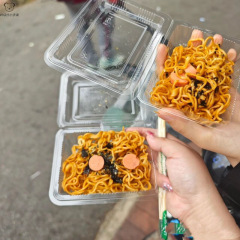 七面鳥の麺を包装して箱を詰めます。