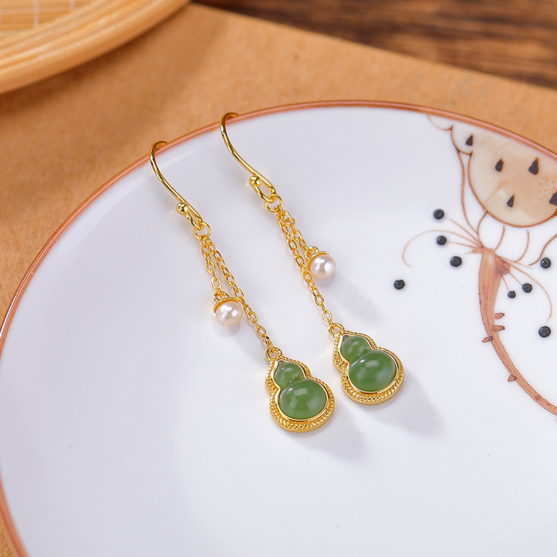 Bông tai bạc S925 mạ vàng đính ngọc bích Hetian và ngọc trai phong cách chinoiserie dáng dài — một cặp