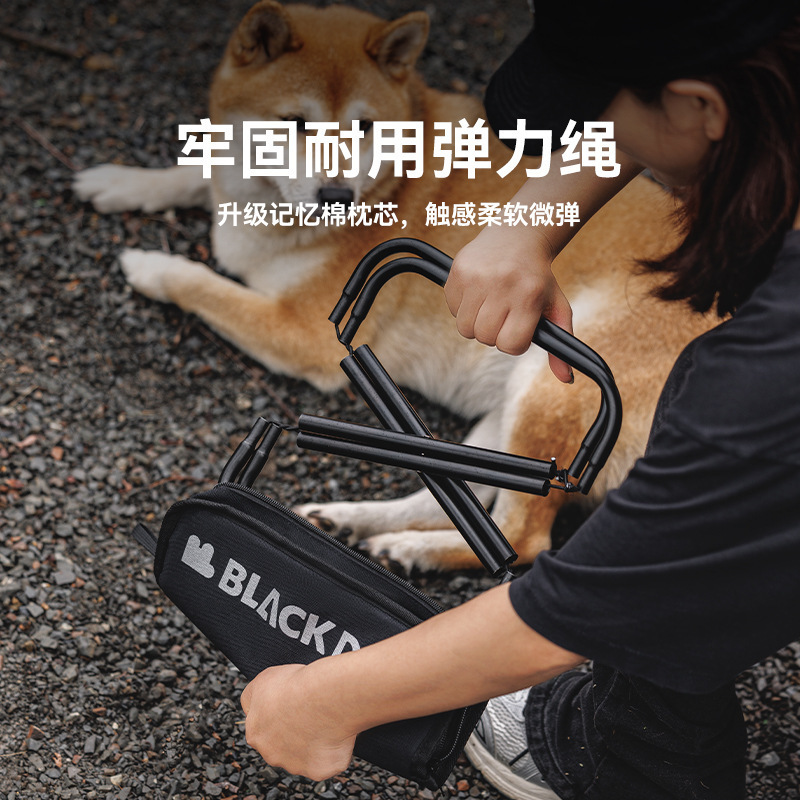 ブラックドッグ黒犬の小さい馬は折り畳みの腰掛けを刺します。携帯型の屋外の小さい板の腰掛けの釣り椅子のキャンプの椅子の折り畳み椅子です。|undefined