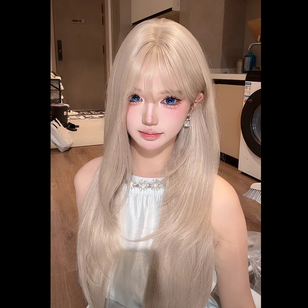 Connie Perücke Milchtee Platinblond mit Pony, lange glatte Haare für Frauen, natürliche Vollkopf-Kostümwelle für Cosplay