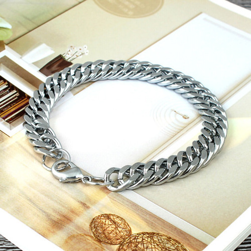 Wholesale of celebrities' matching jewelry, domineering and personalized stainless steel accessories, wholesale of men's personalized titanium steel bracelets