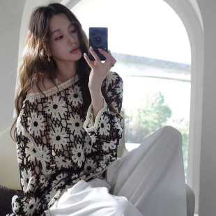 Unique Design 2025 Autumn New Hollow-Out Knit Sweater for Women, Round Neck, Versatile, Loose-Fitting, Crochet Pattern Top, Fashionable and Slimming
