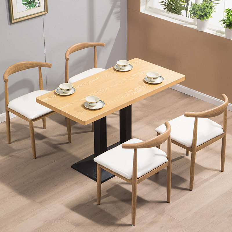 다층 보드 1 테이블 4 의자 오크 컬러 + 순백색 패드