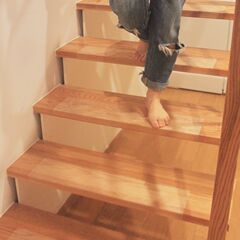 メーカー直発実木階段マットは足踏みをして、滑り止め片面階段の簡易滑り止め階段を貼り付けます。