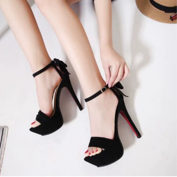 With bow, black