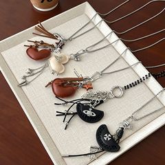 ダイヤモンドがちりばめられたラブレザーバッグペンダントロングネックレスレディースニッチデザインファッショナブルで多用途なセーターチェーン