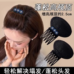 背の高い首の上のふわふわした神器の女性の頭の上の見えないパッドの髪の根は櫛の前髪のクリップのドリルの髪の飾りを挿します。