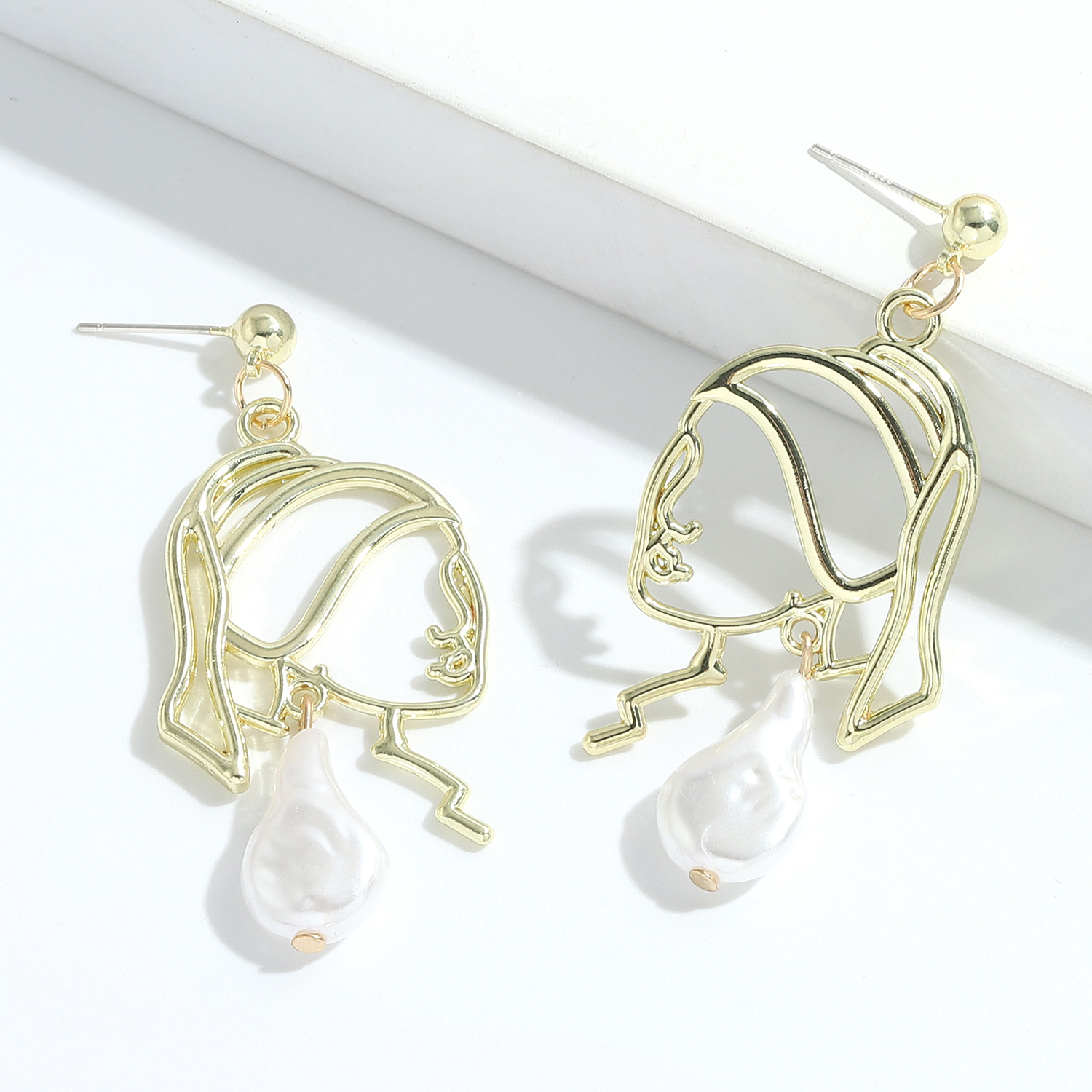 Fashion Electroplating Gold Alloy Inlaid Pearl Portrait Earrings display picture 9