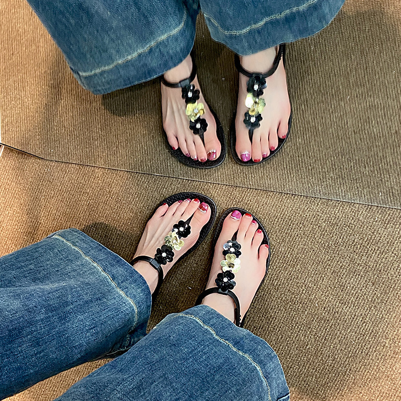 2025 nuevos zapatos de playa zapatillas de moda de verano para mujeres en el mar pendiente de fondo grueso talón clip zapatillas de flip flops al por mayor