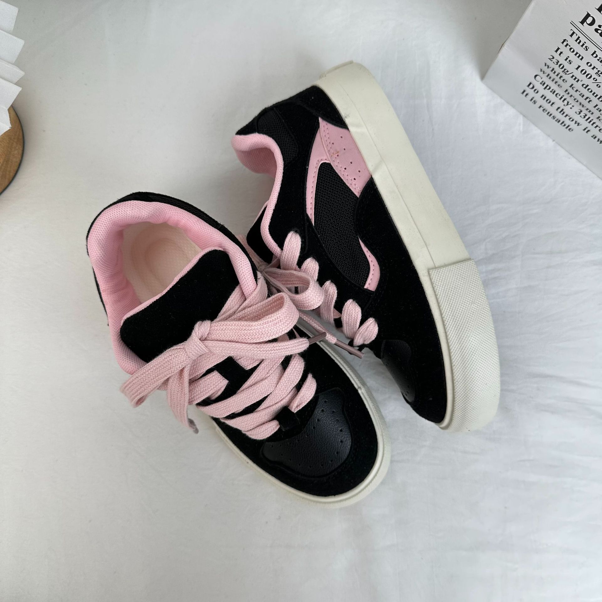 2025 primavera nuevos zapatos de skate de estilo universal para estudiantes de bajo nivel Harajuku zapatos de lona coreanos nichos zapatos blancos 6006