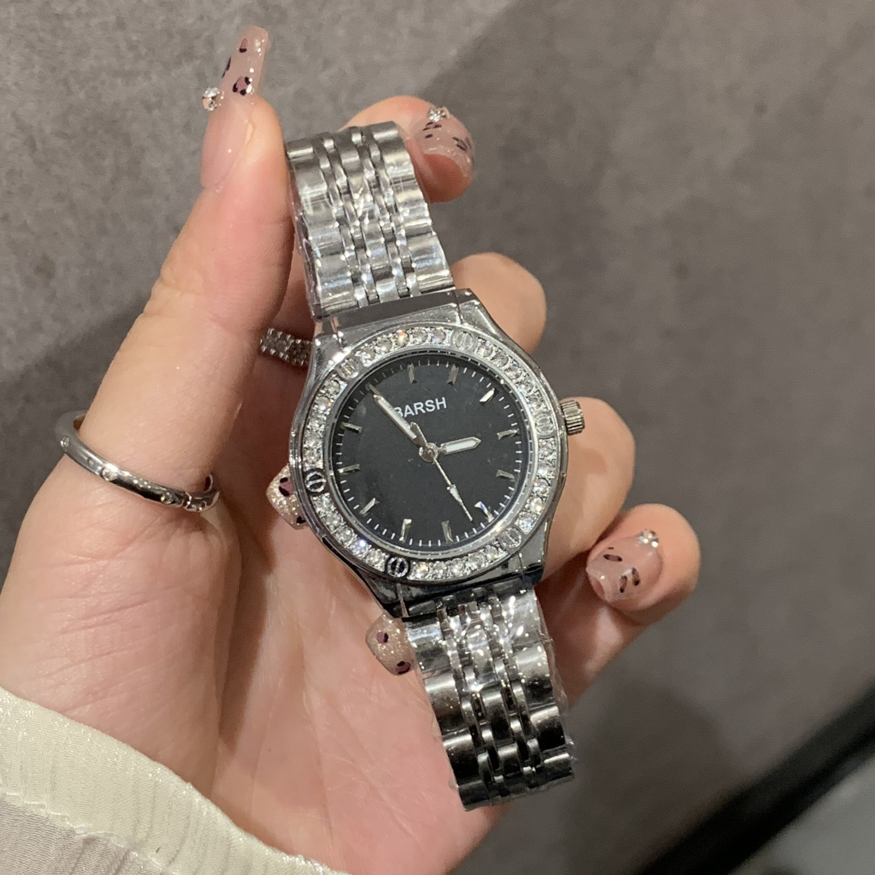 New Minimalist Elegant Lightweight Luxury Fashion Women's Watch with Diamond-Embedded Steel Band High-Grade Appearance Direct Factory Sales Hot-Selling Model