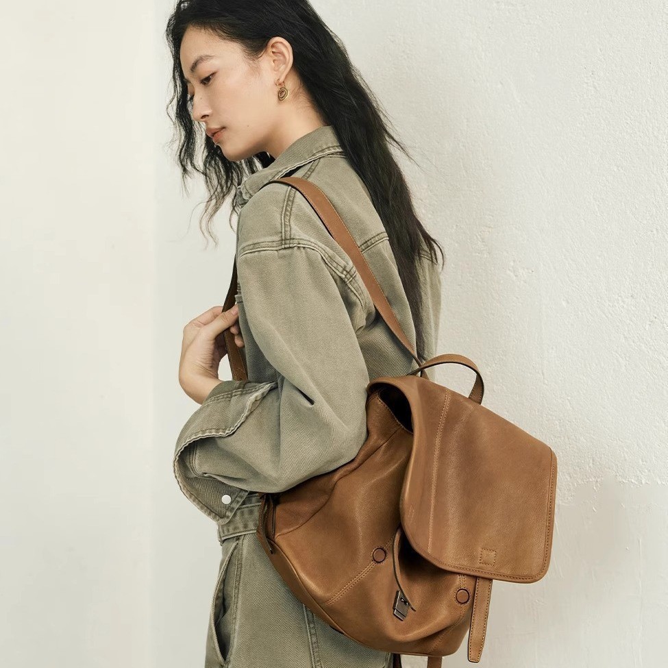 Qiu Family Messenger Series Vegetable Tanned Lambskin Horizontal Shoulder Bag Unisex Work Commute Casual Backpack