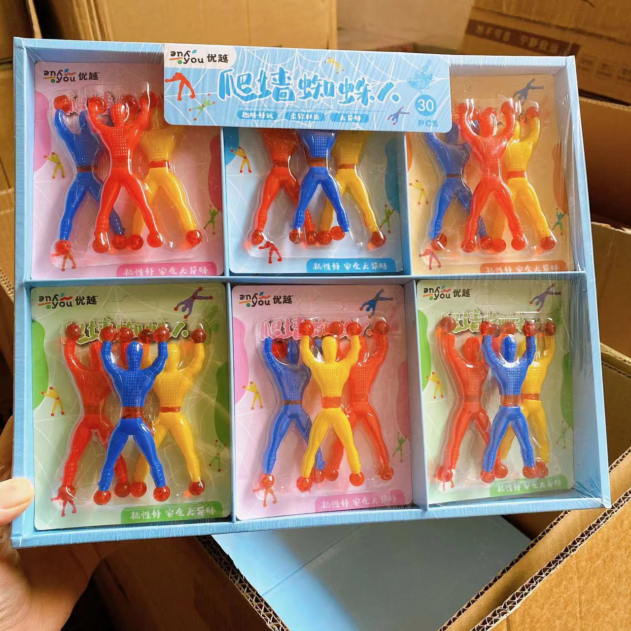 Juguetes Spider-Man para escalar la pared descomprimir tarjetas de plástico catapultando niños interesantes pegajosos 3 para escalar la pared pegajosos