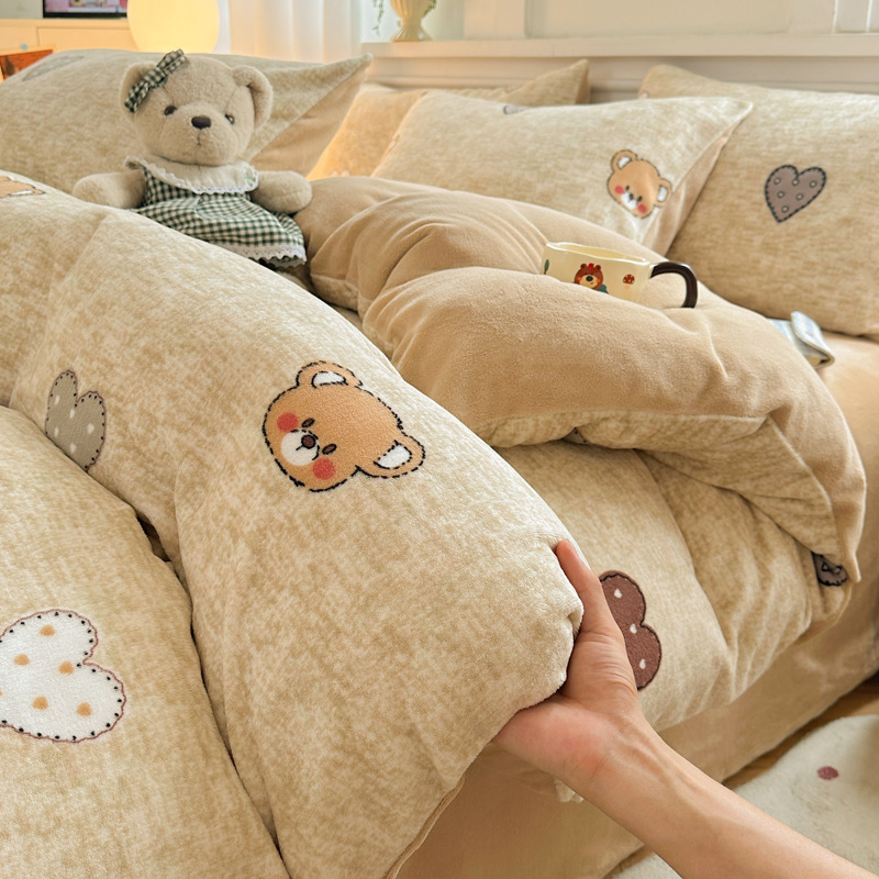 Invierno engrosado de leche de lana de cuatro piezas conjunto 2025 nuevo dormitorio sábanas de lana de coral cubierta de tres piezas conjunto de ropa de cama