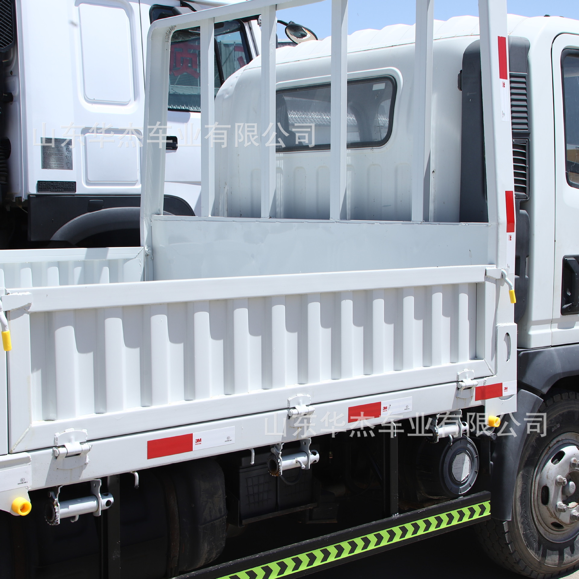 Exporting Sinotruk Howo Small Trucks, 3-5 Ton Dump Trucks, African Light Cargo Trucks, 4X2 Small Trucks