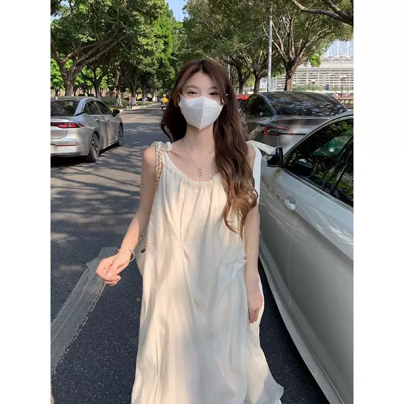 法式温柔风吊带连衣裙女夏季新款宽松高腰显瘦气质海边度假长裙子