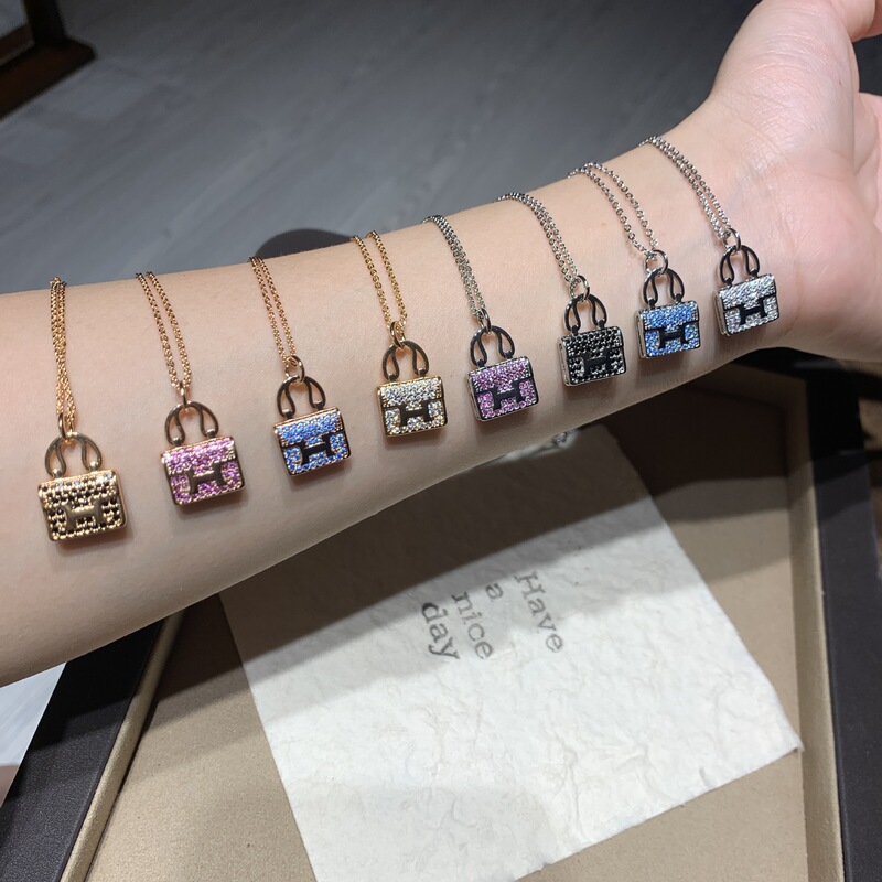Letter H Kangkang Bag Necklace for Women, Light Luxury Niche High-End Style, 18K Rose Gold Clavicle Chain with an Elegant Vibe