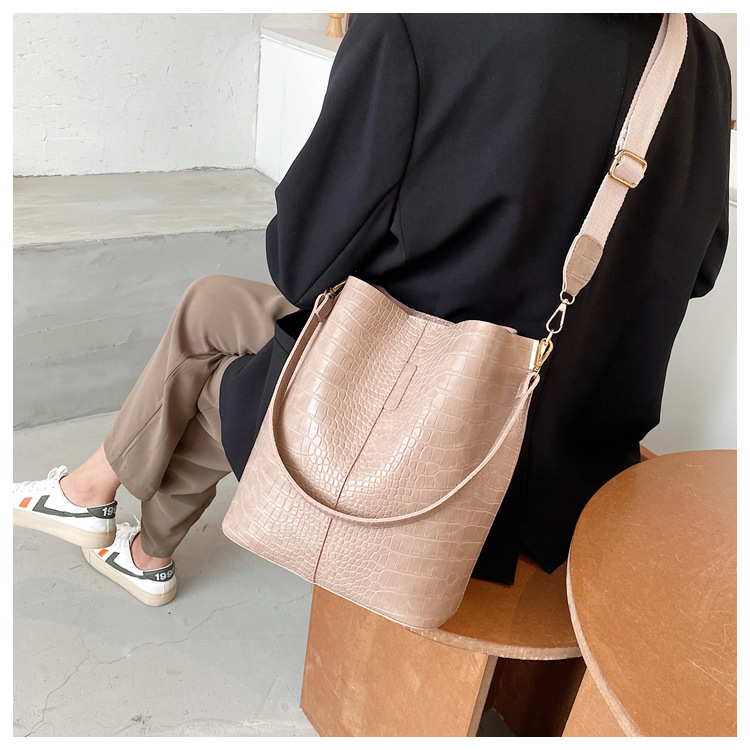 Fashionable Stylish One Shoulder Bag New Fashionable Temperament Underarm Bag Casual All-Matching Wide Shoulder Strap Bucket Bag display picture 9