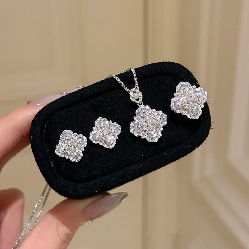 Anello elegante con fiore in madreperla per donna stile francese_voghion.com