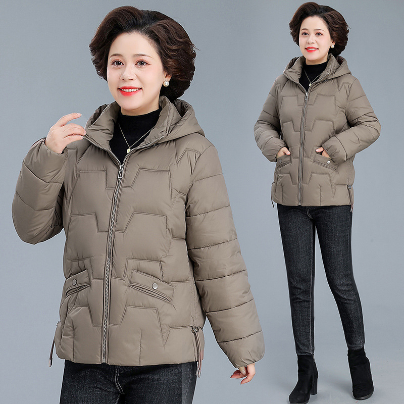 中高年の短い綿の服の女性の2024年のお母さんのしゅうとめの金のゆったりした大きいサイズの帽子のダウンの綿服の保温のコート|undefined