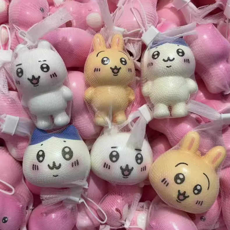吉伊卡わぁchiiawaは子供のおもちゃをつまんでゆっくりと弾きます。|undefined