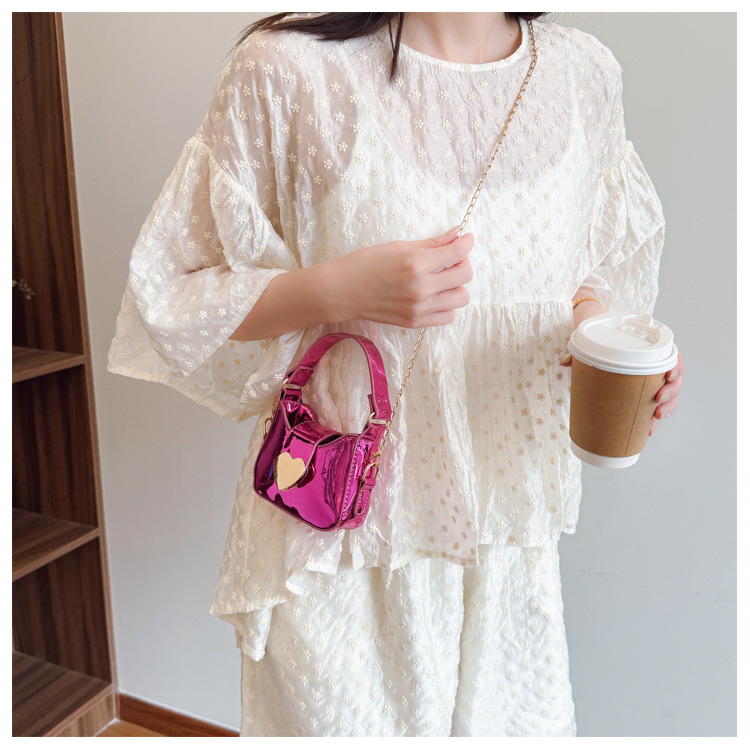 Unisex Pu Heart Shape Solid Color Elegant Streetwear Sewing Thread Square Hidden Buckle Shoulder Bag display picture 11