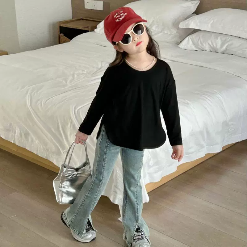 Джинсы для девочек 2024 весна-осень новые стильные брюки для малышей, модные детские ретро расклешенные брюки с разрезом для верхней одежды.