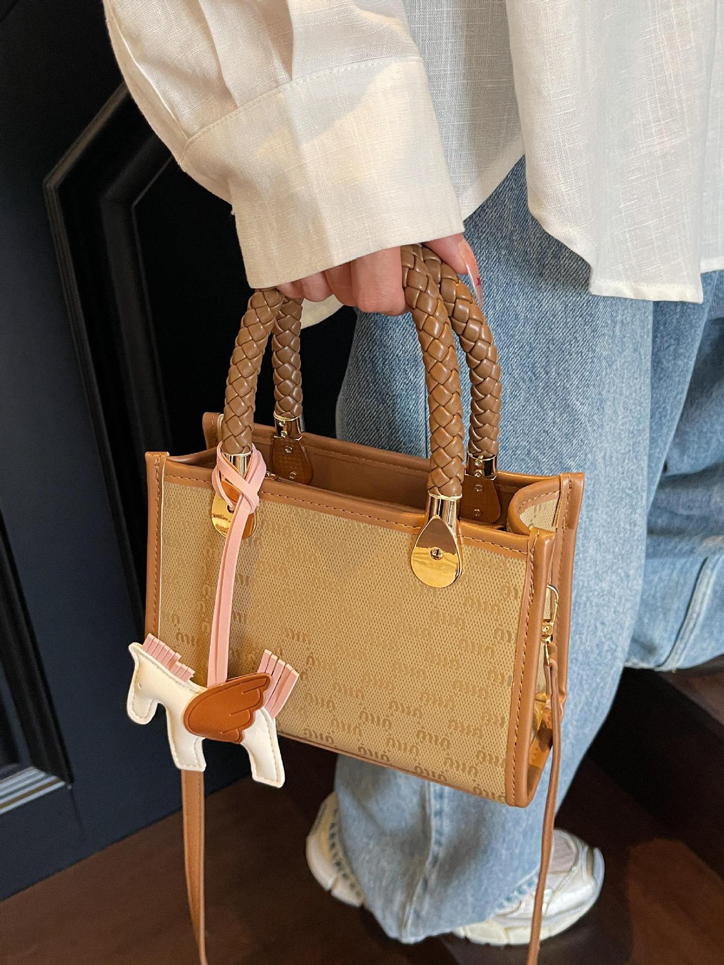 Estilo explosivo transfronterizo con un pequeño bolso cuadrado para mujer 2025 nuevo bolso de hombro tejido de todo fósforo de moda bolso de mensajero de moda