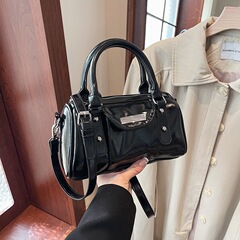 レトロなハイエンドの女性用ハンドヘルド円筒形バッグ 2025 新しいシンプルでファッショナブルなシングルショルダークロスボディバッグ