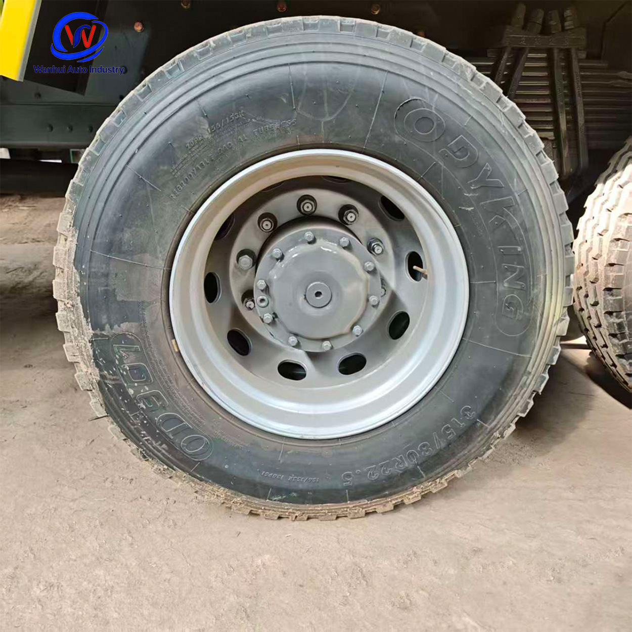 Howo 8×4 heavy-duty dump truck, 400 horsepower, specialized for mining and infrastructure, 90% new, engineering dump truck