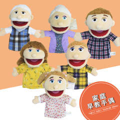 家族の人形のぬいぐるみ幼稚園のままごとは口を開けてかわいい人形の子供の役を演じます。