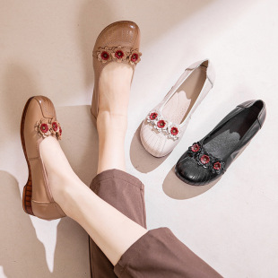 Factory wholesale genuine leather mom shoes beef tendon flat heel shallow mouth round head ethnic style middle-aged and elderly flower dancing single-layer shoes for women